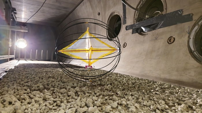 팀 텀블위드가 개발한 로버가 덴마크 오르후스 풍동 테스트에서 바람을 이용해 바위 지형을 이동하는 장면 / Team Tumbleweed