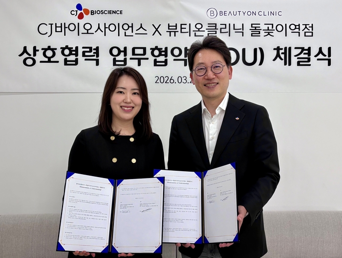 황혜정 뷰티온클리닉 돌곶이역점 원장과 윤상배 CJ바이오사이언스 대표가 업무협약식에서 기념촬영했다.(사진=CJ바이오사이언스)