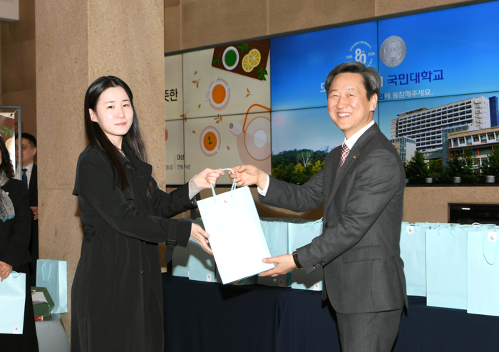 국민대학교는 25일 오전 본부관 1층 로비에서 직원들의 노고를 격려하고 감사의 마음을 전하기 위한 '마음까지 따뜻한 새학기 출발' 행사를 개최했다.(사진=국민대)