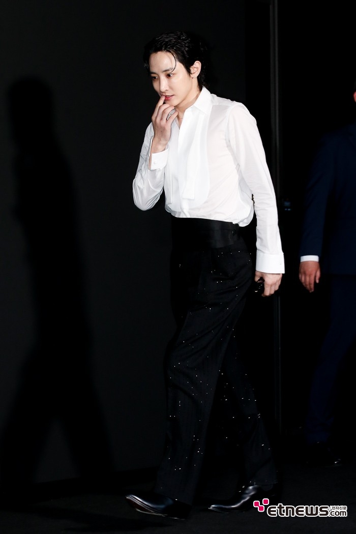 [ET포토] 이수혁, '심플한 화이트 블랙 스타일'