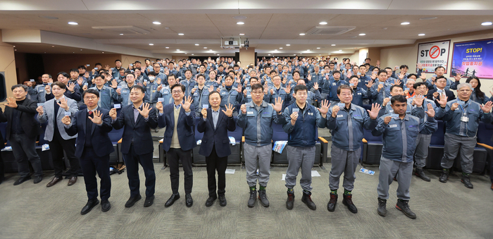 남궁금성 삼성중공업 안전보건경영책임자(오른쪽 네번째)와 최원영 노동자협의회 위원장(오른쪽 세번째), 김인철 부산지방고용노동청 통영지청장(왼쪽 네번째), 정종득 안전보건공단 부산광역본부장(왼쪽 세번째) 등이 작업중지권 카드와 함께 '멈춰' 구호를 외치고 있다. 삼성중공업