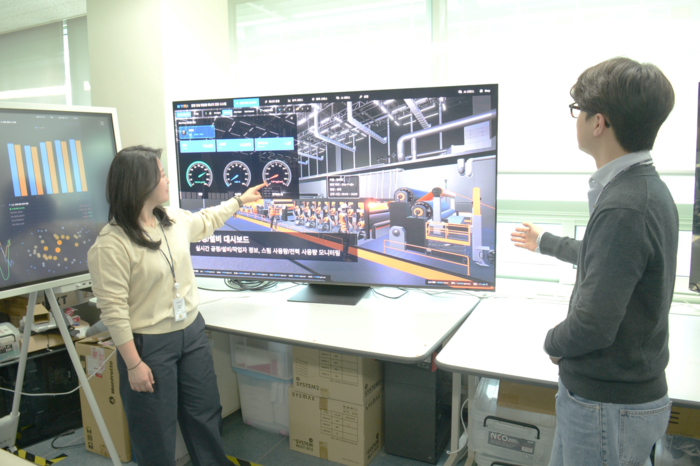 ETRI 연구진이 AI 및 디지털트윈 기반 공장에너지관리시스템(FEMS)을 활용한 제조 공정 에너지 최적화 기술을 설명하고 있다.
