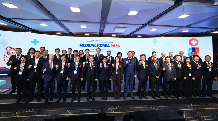 보건복지부와 한국보건산업진흥원이 지난 19일부터 22일까지 서울 강남구 코엑스에서 열린 콘퍼런스 '메디컬코리아 2026'을 개최했다. 개막식에서 (첫 줄 왼쪽 여섯 번째부터)차순도 보산진 원장, 정은경 복지부 장관과 주요 내빈이 기념촬영했다.(사진=한국보건산업진흥원)