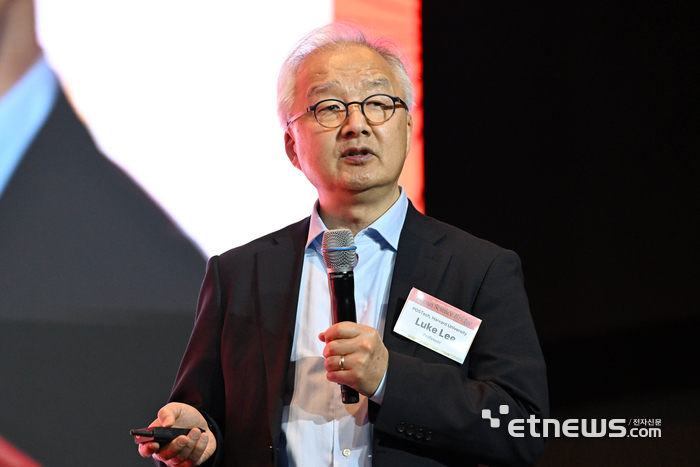 '호반그룹과 함께하는 K-과학인재 아카데미'가 'Hoban Science Bridge : 미래를 짓고, 인재를 잇다'를 주제로 26일 서울 중구 신라호텔에서 열렸다. 글로벌 헬스케어 의공학연구소(K-BIGHEART) 소장인 루크 리(Luke Lee) 하버드대 의대 교수가 '글로벌 의료·헬스케어 혁신을 이끌 미래 인재 양성: K-BIGHEART 비전'을 주제로 강연하고 있다.  김민수기자 mskim@etnews.com