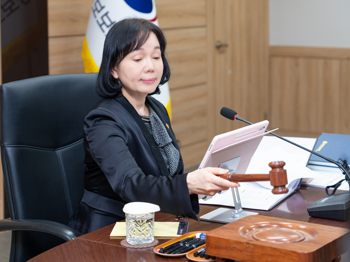 개인정보보호위원회는 25일 제5회 전체회의에서 '공공부문 개인정보보호 강화를 위한 제도개선 추진 방안'을 보고했다. 사진은 송경희 개인정보보호위원회 위원장.