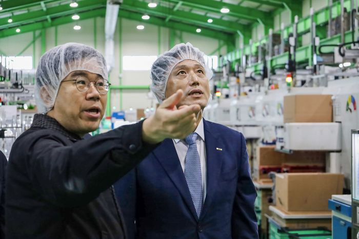 주선 기보 전무이사(오른쪽)가 옥종수 성림 대표이사와 함께 제조시설을 둘러보고 애로사항을 청취하고 있다.