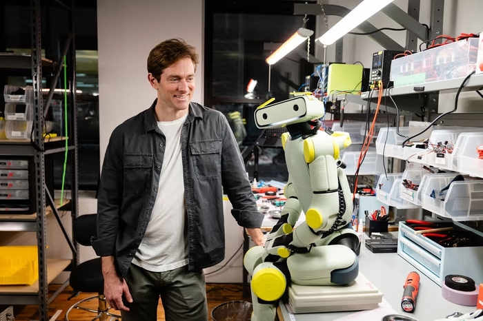 파우나 CEO 롭 코크런과 휴머노이드 로봇 '스프라우트(Sprout)' / Fauna Robotics