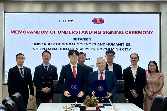 베트남 호치민에서 열린 업무협약식에서 강동한 플리토 최고기술책임자(CTO·앞줄 왼쪽)와 판 탄 딘 호치민 인문사회과학대 부총장(〃 오른쪽) 등 양측 관계자들이 사진촬영하고 있다. ⓒ플리토