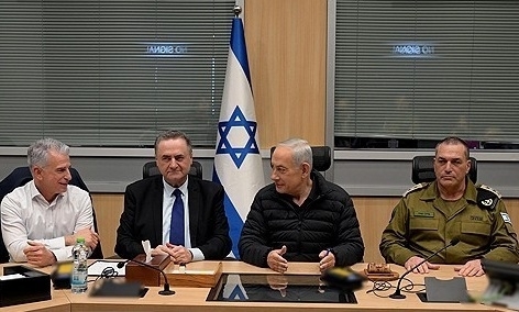 긴급 안보 평가 회의에 참석한 베냐민 네타냐후 이스라엘 총리(가운데 오른쪽). 사진=EPA 연합뉴스