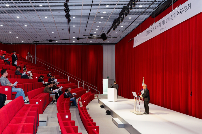 김승환 아모레퍼시픽 대표가 26일 서울 용산 사옥에서 열린 제20기 주주총회에서 인사말을 하고 있다.