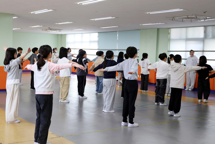 SK브로드밴드가 24일 금천구 독산동 소재 문성초등학교에서 'K-POP 아동문화예술교실' 프로그램을 진행하고 있다.