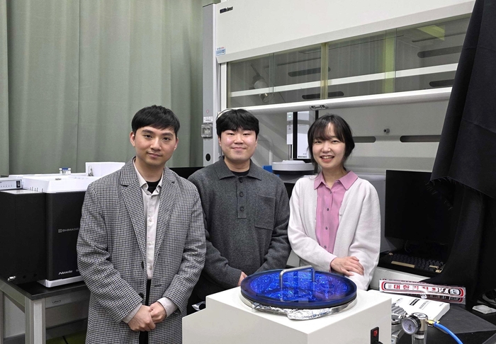 사진 왼쪽부터 권성연 IBS 박사후연구원, 원창현 KAIST 석박사통합과정, 백윤정 KAIST 교수.