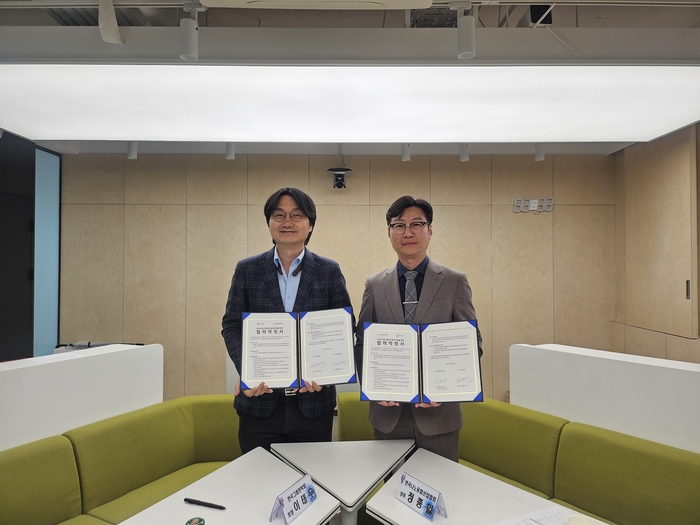 그래핀 활성화 위한 업무협약식. 사진 왼쪽부터 이태우 한국그래핀학회장, 정종일 한국나노융합산업협회 상무.