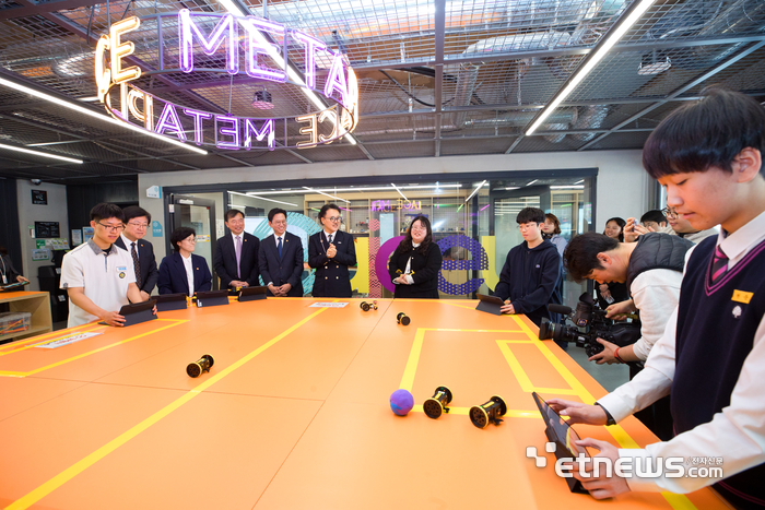 최교진 교육부 장관, 원민경 성평등가족부 장관, 김종철 방송미디어통신위원회 위원장, 배경훈 부총리 겸 과학기술정보통신부 장관이 가재울청소년센터 '메타플레이스' 에서 핑퐁로봇 시연 설명을 듣고 있다. (과기정통부 제공)