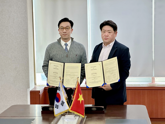 가천대학교와 베트남 CIED 관계자들이 지난 25일 가천대 글로벌센터에서 글로벌 인재 양성을 위한 업무협약(MOU)을 체결한 뒤 기념촬영을 하고 있다.(사진=가천대)