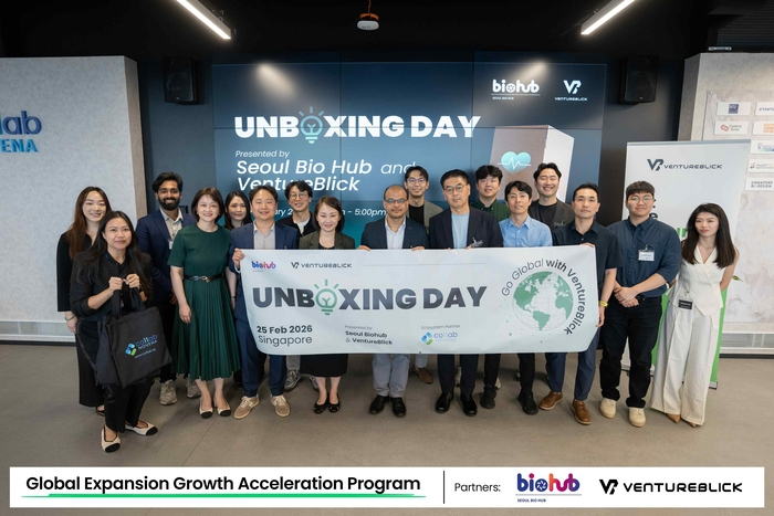 헬스케어 특화 해외 진출 지원 전문 기업 벤처블릭이 서울바이오허브 주관 '2025 글로벌 진출 성장 가속 프로그램'으로 국내 유망 메디테크 스타트업 4개사의 싱가포르 시장 진출을 지원했다. 지난 2월 말 싱가포르 현지에서 소규모 전시회 '언박싱데이'를 마치고 참석자들이 기념촬영했다.(사진=벤처블릭)