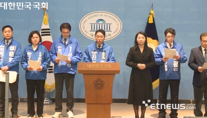 진석범 화성시장 예비후보가 26일 국회 소통관에서 이재명 정부 청와대 행정관 출신 예비후보들과 지방정부 운영 방향에 대해 설명했다.