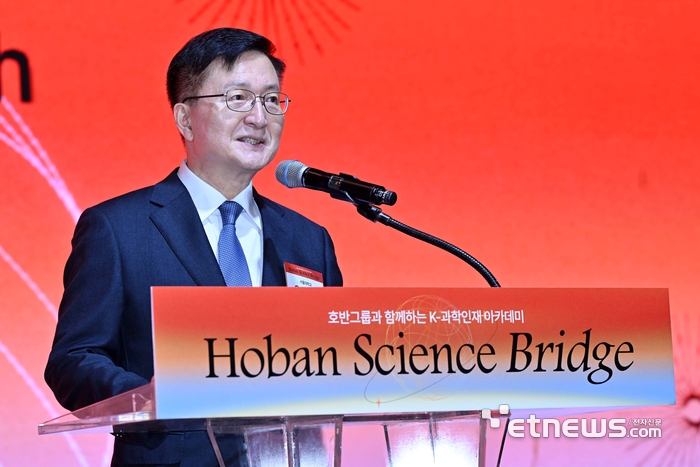 [포토] 축사하는 유홍림 서울대 총장