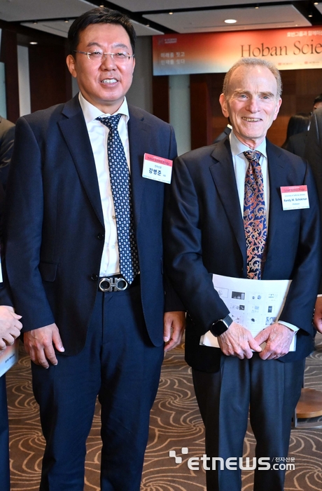 [포토] 기념촬영하는 강병준 전자신문 대표-랜디 셰크먼 캘리포니아대 교수