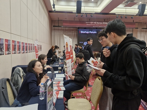 ISF HE Spring 2026 외국인 유학생 커리어 페어 & 스타트업 포럼' 현장에서 유학생들이 상담하고 있다.(사진=권미현 기자)