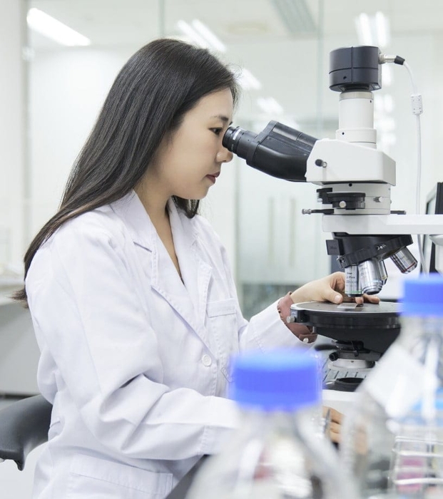동아제약 연구원이 연구하고 있다.
