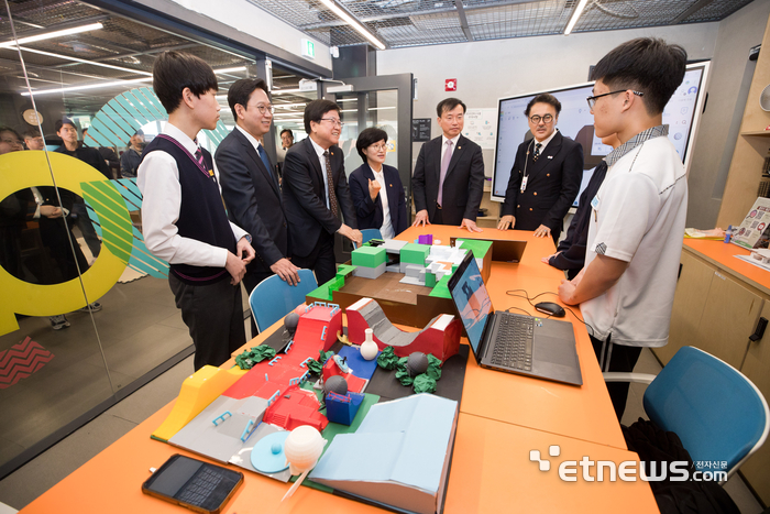 배경훈 부총리 겸 과학기술정보통신부 장관, 최교진 교육부 장관, 원민경 성평등가족부 장관, 김종철 방송미디어통신위원회 위원장이 가재울청소년센터 '유스테크룸' 에서 학생들과 대화를 나누고 있다. (과기정통부 제공)