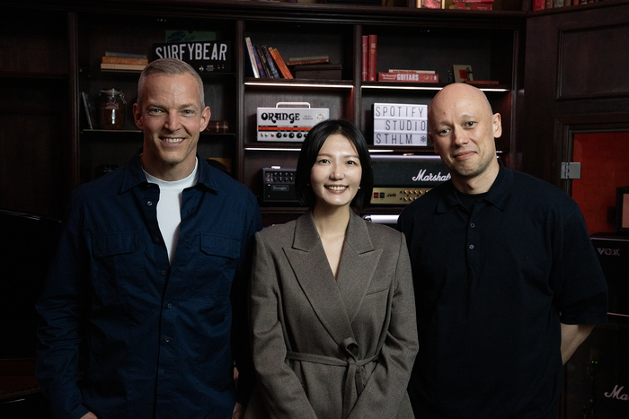 최수연 네이버 대표(가운데)는 지난 25일(현지시간) 스웨덴에 위치한 스포티파이 본사에서 공동 라운드 테이블을 열고 스포티파이 공동 최고경영자를 면담했다. 알렉스 노스트롬 스포티파이 공동 최고경영자(오른쪽)와 구스타브 소더스트롬 공동 최고경영자가 기념사진을 촬영하고 있다. 〈자료 네이버〉