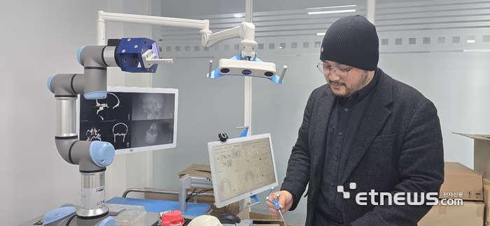 박재영 에이포랩 대표가 수술용 내비게이션을 시연해보이고 있다.