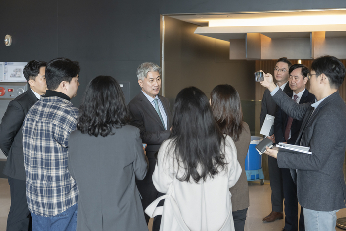 장세욱 동국제강그룹 부회장이 동국홀딩스 제72기 정기 주주총회 이후 기자들과 만나 이야기를 하고 있는 모습. 동국홀딩스