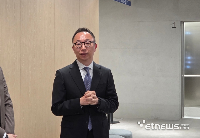 한상우 카카오게임즈 대표가 26일 주주총회장을 나서며 기자 질의에 답변하고 있다.