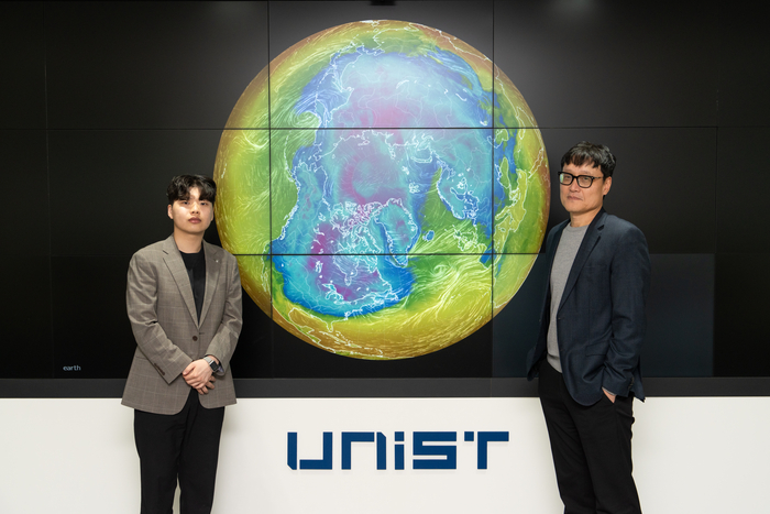 이명인 UNIST 교수(오른쪽)와 김기욱 연구원