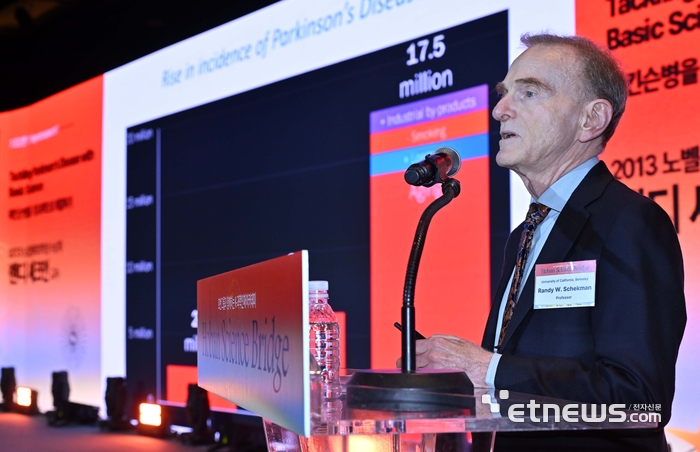 '호반그룹과 함께하는 K-과학인재 아카데미'가 'Hoban Science Bridge : 미래를 짓고, 인재를 잇다'를 주제로 26일 서울 중구 신라호텔에서 열렸다. 랜디 셰크먼 캘리포니아대 버클리 교수가  '파킨슨병을 기초과학으로 해결하기'를 주제로 기조강연을 하고 있다. 김민수기자 mskim@etnews.com