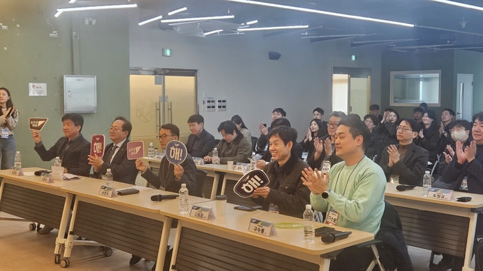 경남지방중소벤처기업청이 25일 개최한 모두의 창업 프로젝트 경남지역 발대식 주요 참석자들이 박수를 치고 있다.