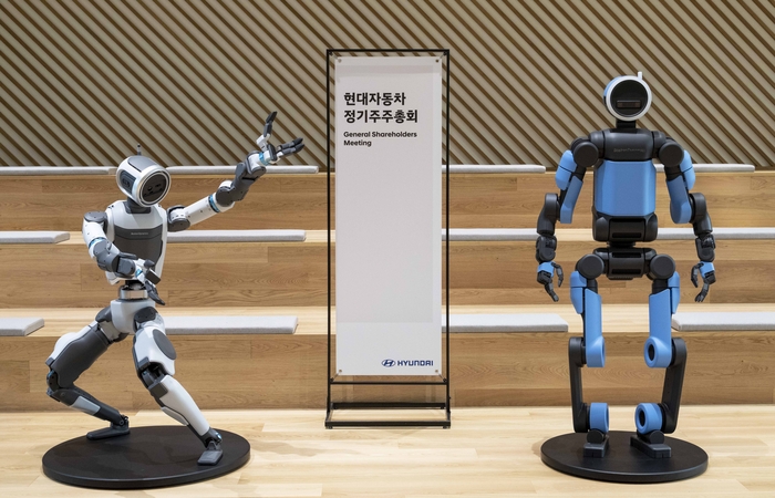 보스턴다이나믹스의 '차세대 전동식 아틀라스' 비구동 모델이 3월 26일 현대차 제58기 정기 주주총회이 열리는 현대자동차 양재동 본사사옥에 전시되어 있다. [자료:현대자동차]