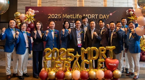 송영록 메트라이프생명 대표이사(왼쪽 여섯번째)와 임직원 및 MDRT 회원들이 '2025 메트라이프 MDRT 데이'에서 기념 촬영을 하고 있다.(사진=메트라이프생명)