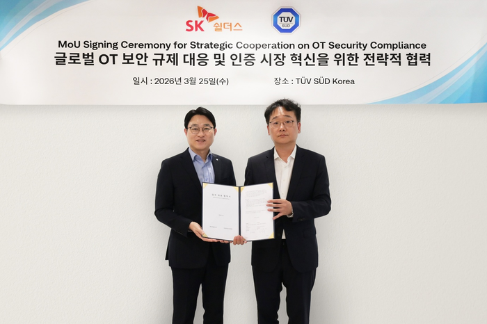 지난 25일 이재우 SK쉴더스 사이버기술본부장(오른쪽)과 서정욱 티유브이슈드코리아 대표가 서울 영등포구에 위치한 티유브이슈드코리아 본사에서 진행된 OT/ICS 보안 사업 강화 및 협업을 위한 업무협약을 체결한 뒤 기념촬영을 하고 있다.