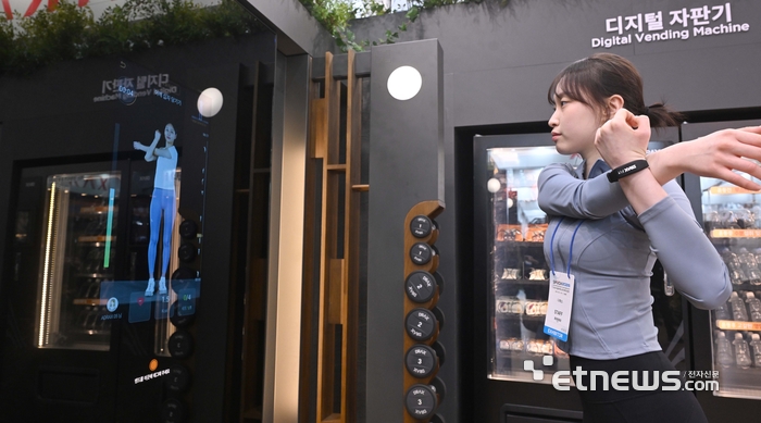 [포토] AI 스마트 미러 운동기구