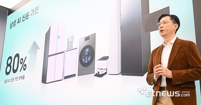 삼성전자가 하드웨어 혁신과 진화한 AI기능을 집약해 한층 더 강력해진 2026년형 '비스포크 AI 콤보'를 출시했다. 26년형 비스포크 AI 콤보는 세탁용량 25kg, 건조용량 20kg 으로 일체형 세탁건조기 중 국내 최대 용량을 갖췄으며, '하이브리트 히트펌프' 건조방식에서 한 단계 진화한 '프리히트' 방식으로 최대 69분 만에 세탁과 건조를 모두 마칠 수 있다. 26일 서울 서초구 삼성강남에서 열린 비스포크 AI콤보·신혼가전 미디어데이에서 임성택 삼성전자 한국총괄 부사장이 인사말을 하고 있다.  이동근기자 foto@etnews.com