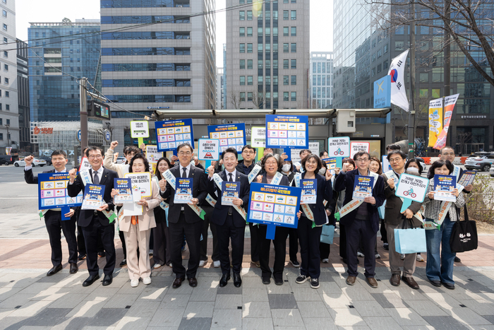 이호현 기후에너지환경부 2차관이 26일 서울 강남구 삼성동 일대에서 한국에너지공단 및 시민단체와 함께 에너지절약 국민행동 참여 거리 캠페인에 앞서 기념촬영을 하고 있다. 사진 출처 : 기후부