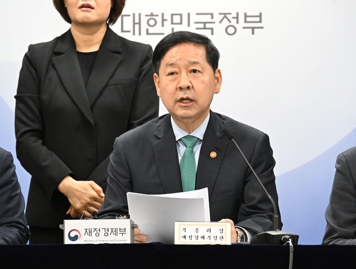 구윤철 부총리 겸 재정경제부 장관이 26일 서울 종로구 정부서울청사에서 열린 비상경제 점검회의 관련 관계부처 합동브리핑에서 발표문을 읽고 있다. (사진=재정경제부)