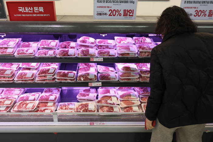 26일 서울의 한 대형마트에서 시민이 장을 보고 있다. 정부는 이날 '중동전쟁에 따른 비상경제 대응방안' 관계부처 합동 브리핑에서 기존 돼지고기, 계란 등 물가 특별 관리 품목을 공산품 및 가공식품 전반으로 확대하고 시설농산물, 택배이용료, 외식서비스 등 20개 품목을 더해 43개 품목을 집중적으로 관리한다고 밝혔다. (사진=연합뉴스)