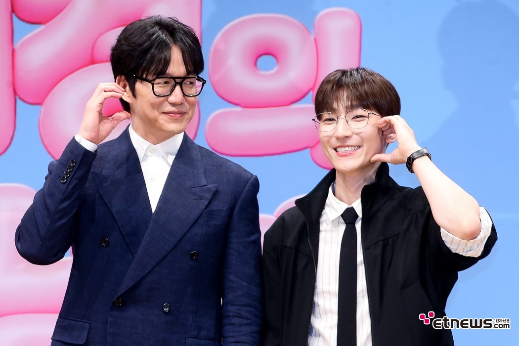 [ET포토] 성시경-정동환, 'MC와 밴드 마스터의 케미'