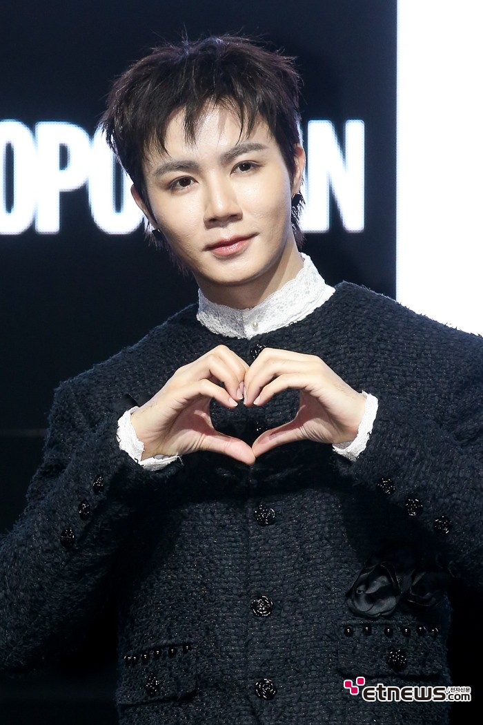 [ET포토] 지 프룩, '매끈한 손하트'