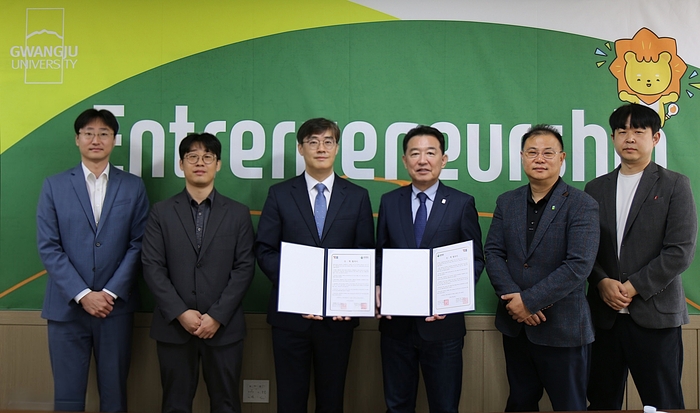 YBM 한국TOEIC위원회는 광주대 국제협력처와 26일 산학협력 업무협약을 체결했다. (사진=YBM)