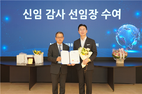 신임 회장 명지대 김정수 교수(좌), 신임 감사 재클린컨설팅그룹 강양구 대표(우)