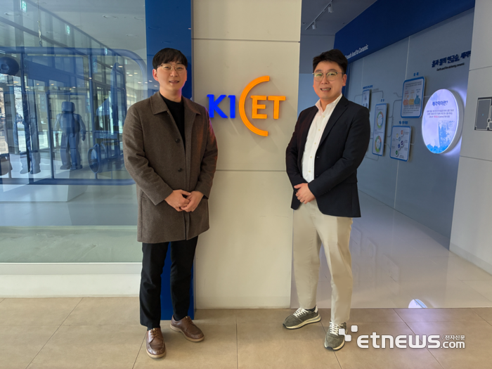 고현석 한국세라믹기술원 AI융합기술단 선임연구원(왼쪽)과 양동호 컨트롤팩토리 대표.