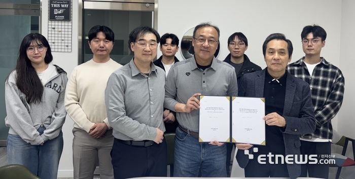 최근 투비유니콘 AI연구원장 김재수 CAIO(사진 오른쪽)와 ETRI 허정 책임연구원(사진 중앙)이 기술이전 협약식을 갖고 연구원 교육을 진행했다.