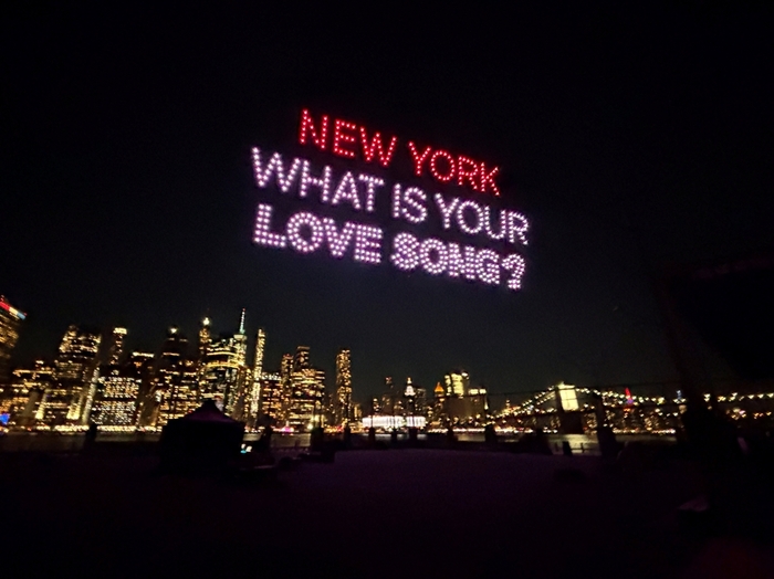 뉴욕 밤하늘에 뜬 '뉴욕, 당신의 러브송은 무엇입니까?' / 유비파이