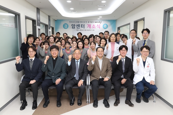 한림대학교성심병원에서 지난 26일 개최된 암센터 확충 개소식에서 관계자들이 기념 촬영했다. (맨 앞줄 왼쪽부터 )박성진 학교법인일송학원 기획조정실장, 마리아의 아들 수도회 배병우 헨리코 신부, 김용선 한림대의료원장, 윤희성 학교법인일송학원 이사장, 장대영 한림대성심병원 암센터장, 김형수 한림대성심병원장.