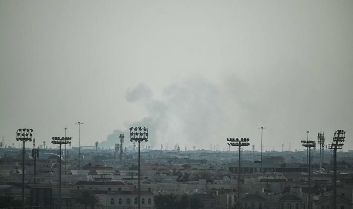 카타르 알우데이드 기지 방향에서 피어오르는 연기. 사진=AFP 연합뉴스